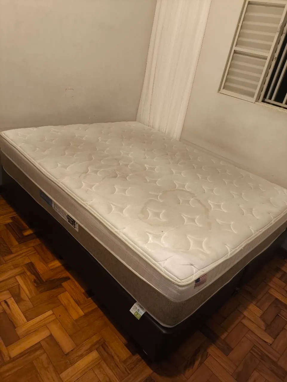 Cama Queen Casal com molas ensacadas e PillowTop com base (com marcas de uso)