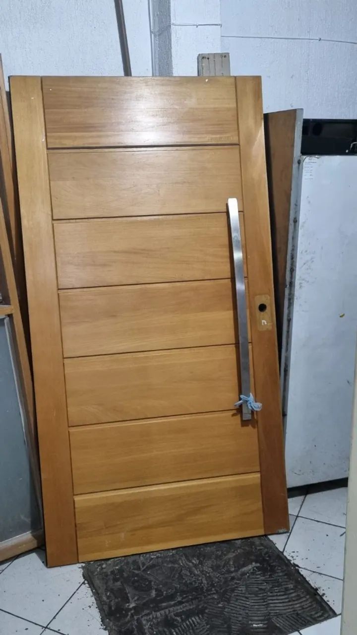 Porta de entrada de madeira