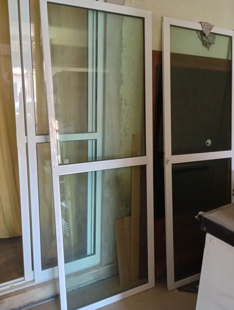  Vendo  porta de alumínio com Vidro - Foto 2