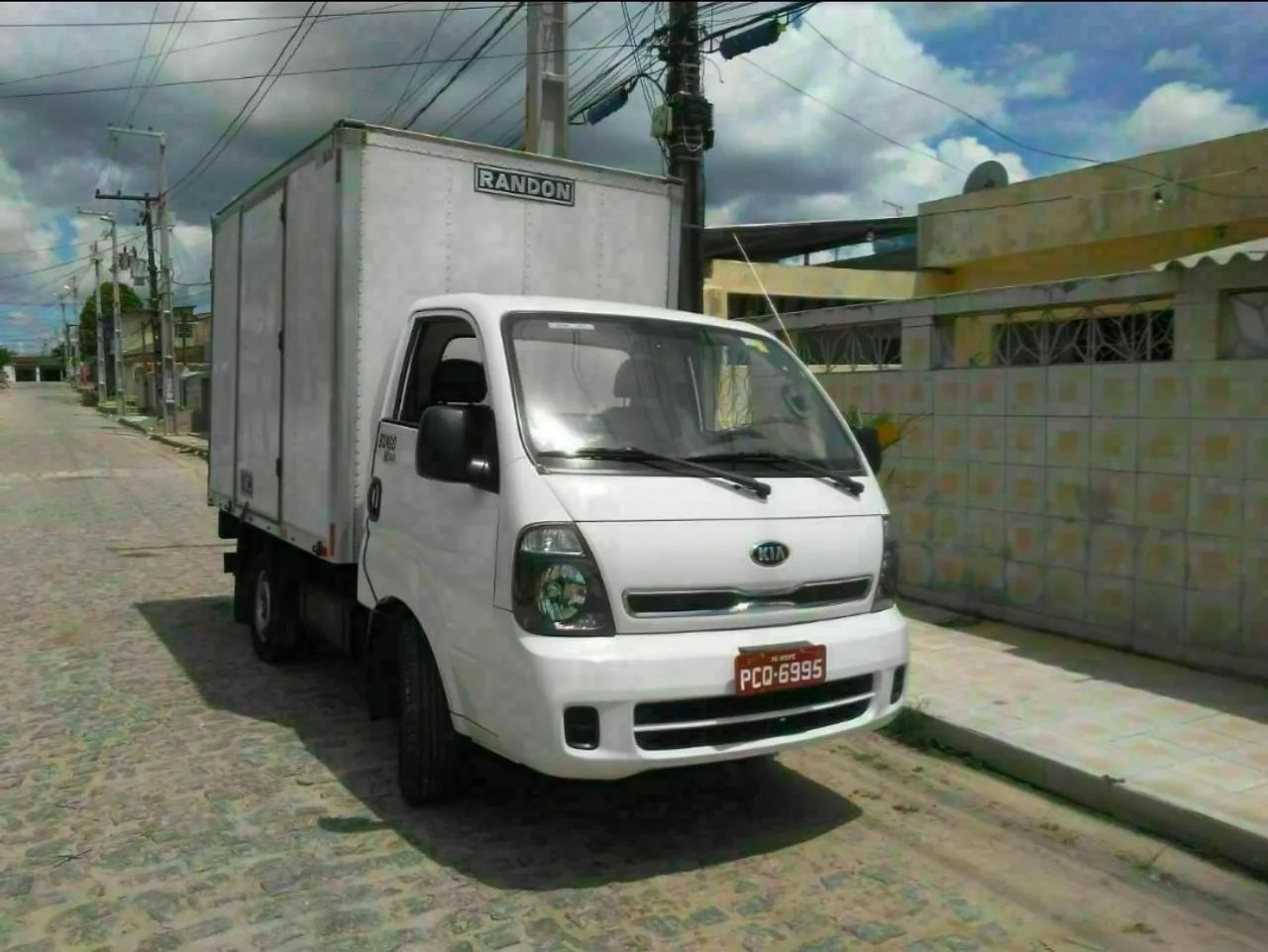 KIA Bongo UK 2500 Baú Randon carga seca 2. dono toda revisada e com pneus novos 