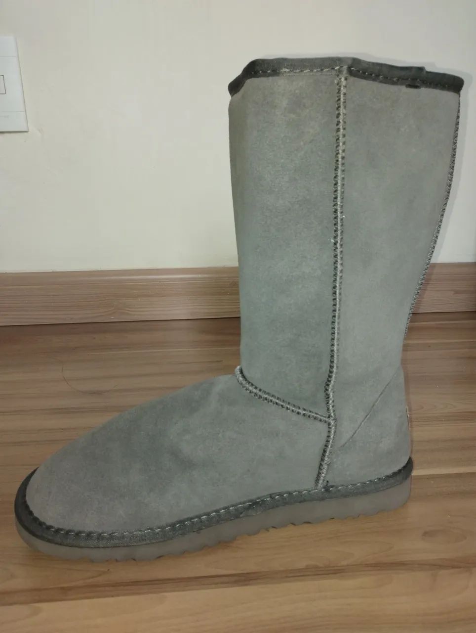 Bota feminina cinza forrada com pelo - Foto 2