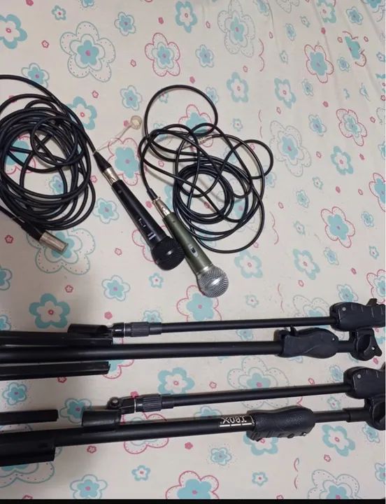 Dois microfones com cabo 1 shure 1 Santo Ângelo e dois pedestal  - Foto 2
