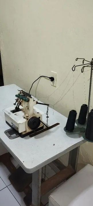 Máquina Galoneira de 3 agulhas.
