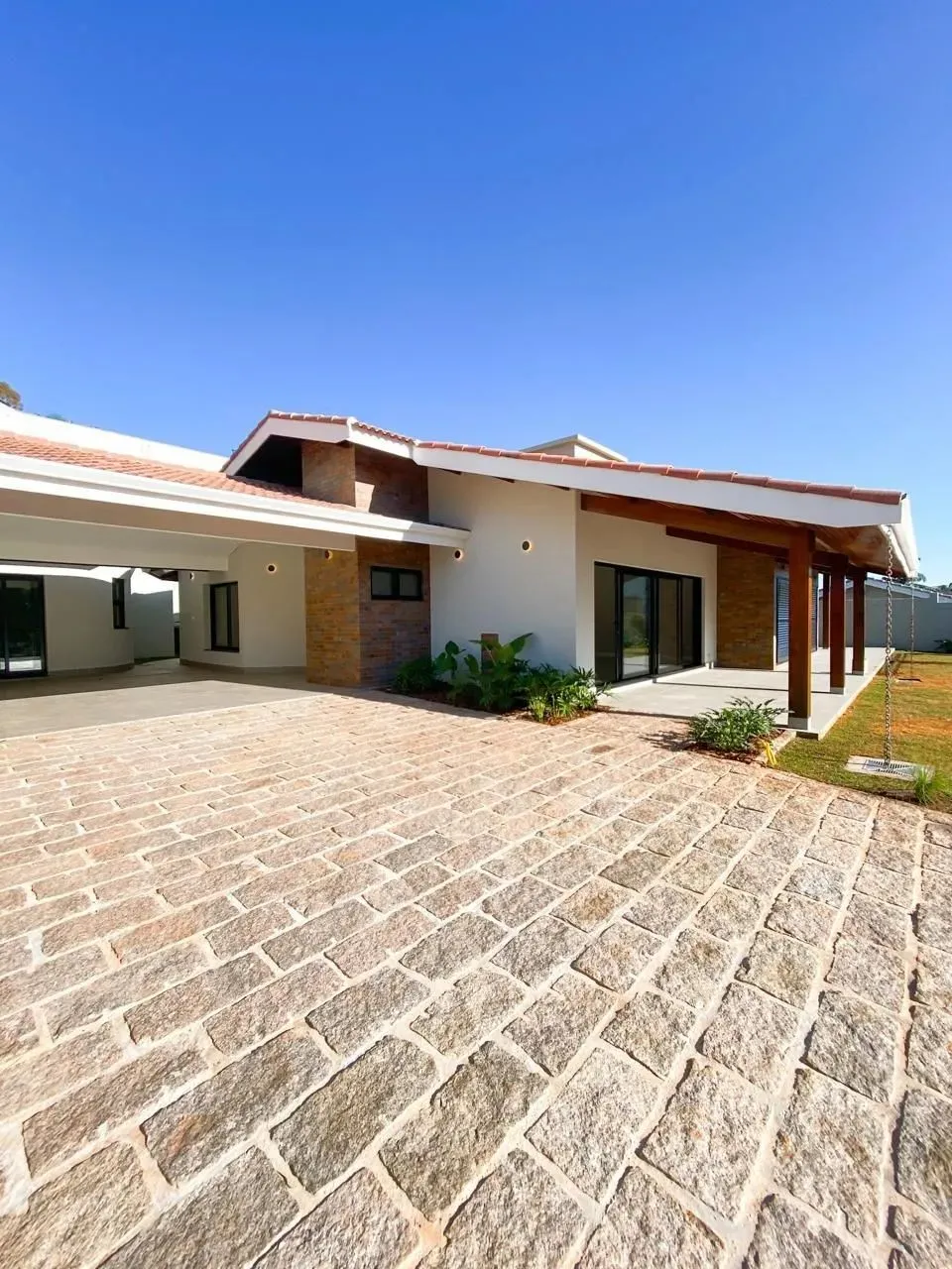 Casa à venda em condomínio fechado em Atibaia, com 300m² de construção e 1000m² de área to