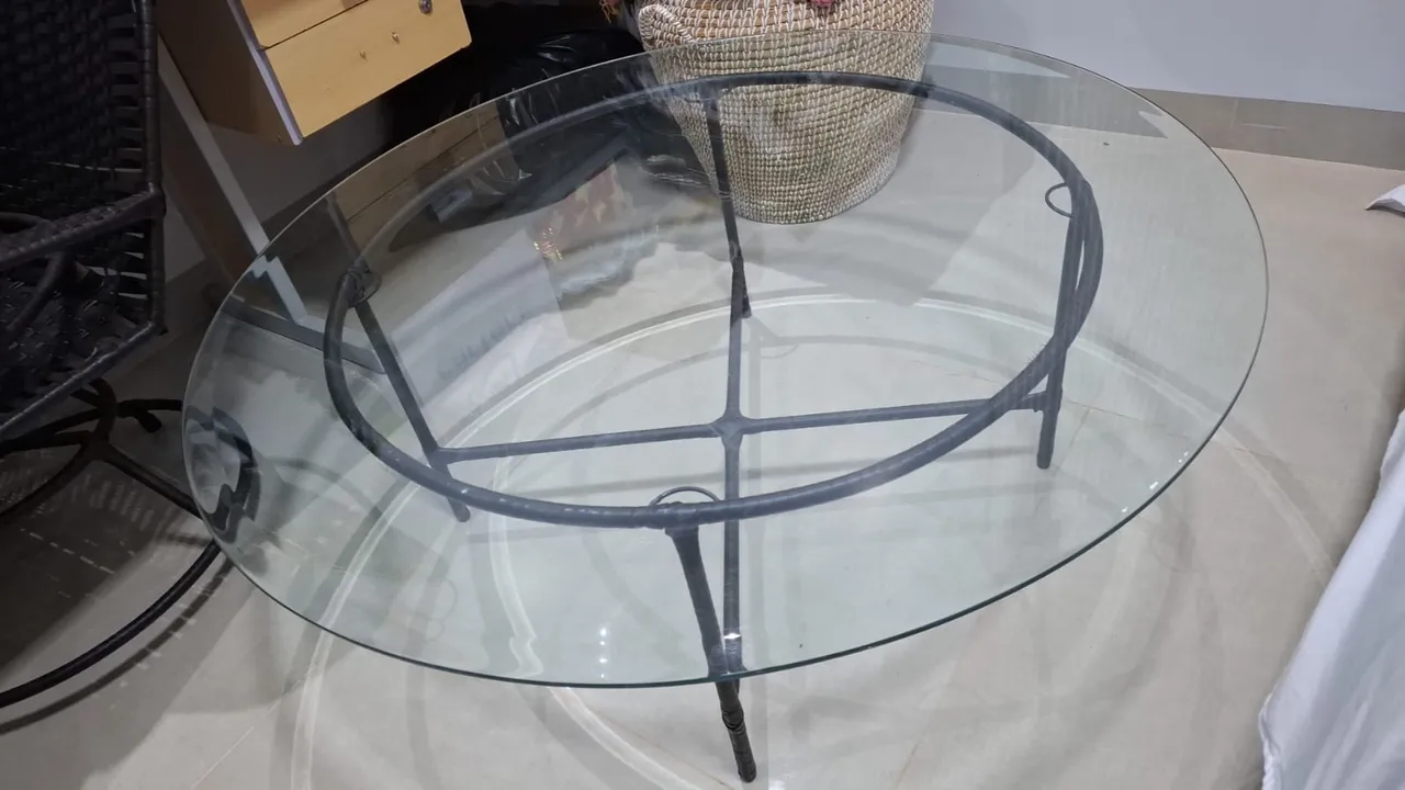 Jogo com 4 poltronas giratórias e mesa de centro de vidro, e estofado impermeável
