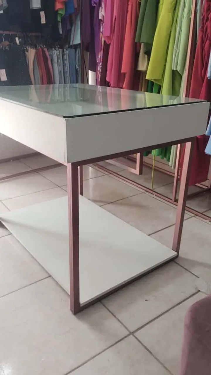 Mesa e espelho 64385927838465124