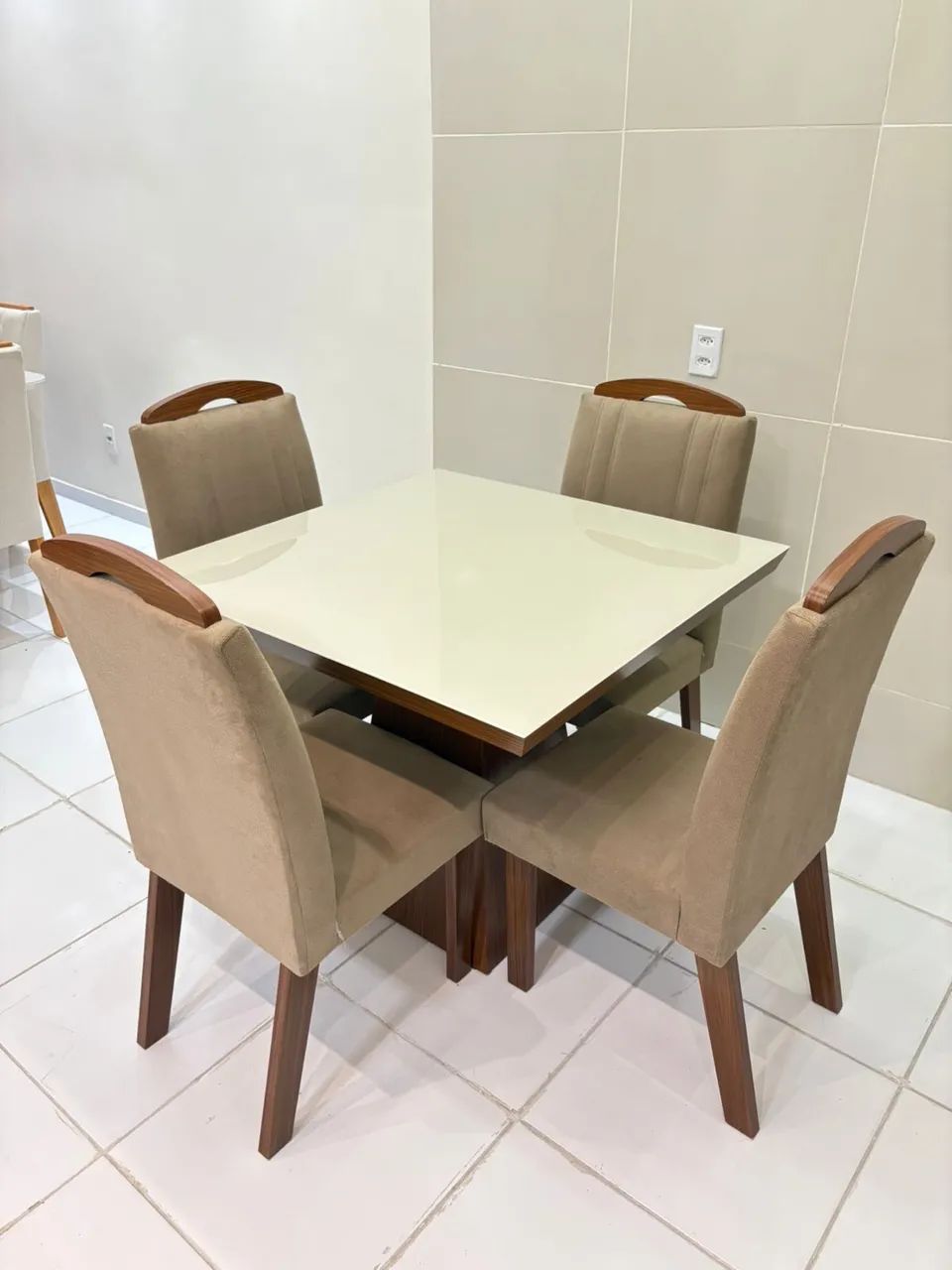 Vendo mesa + 4 cadeiras 64310340019074120