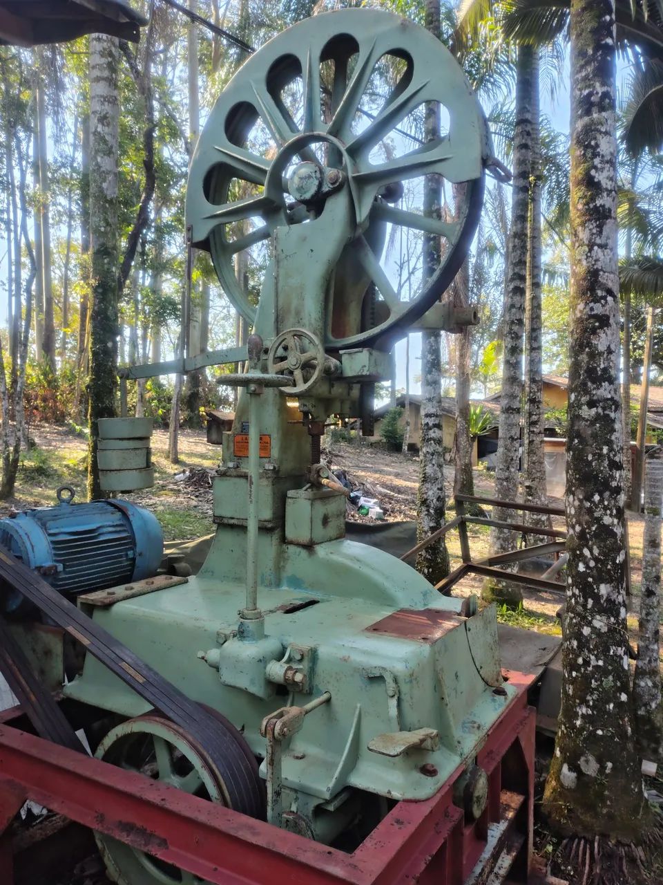 Serra fita Langer volante de 1,10 metro, impecável com motor 40cv já instalado.