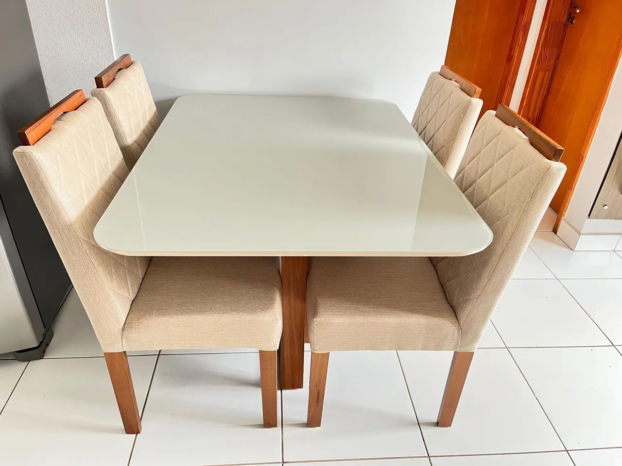 Mesa nova com cadeiras de madeira a pronta entrega  - Foto 3