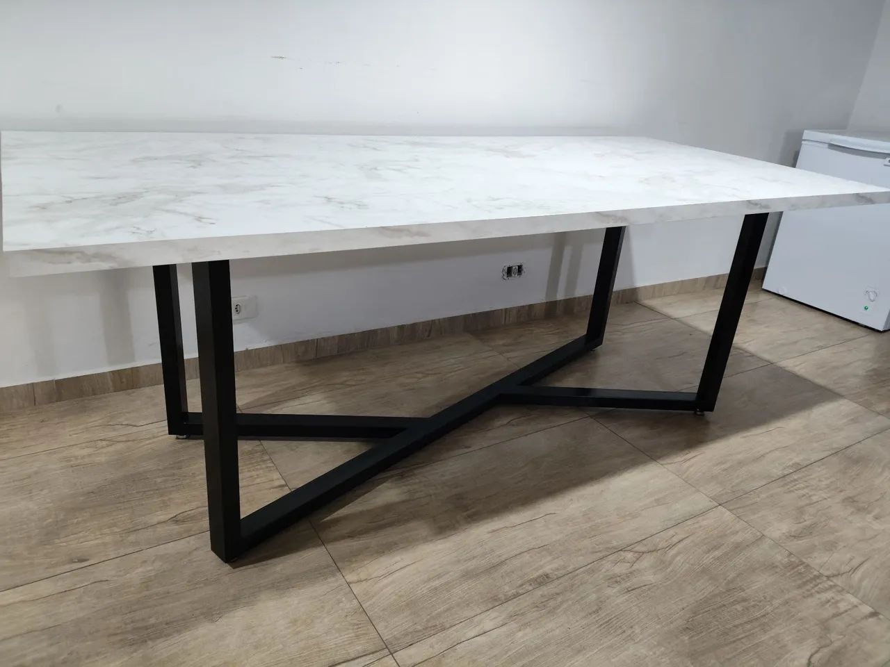 Mesa MDF com base em Ferro galvanizado.