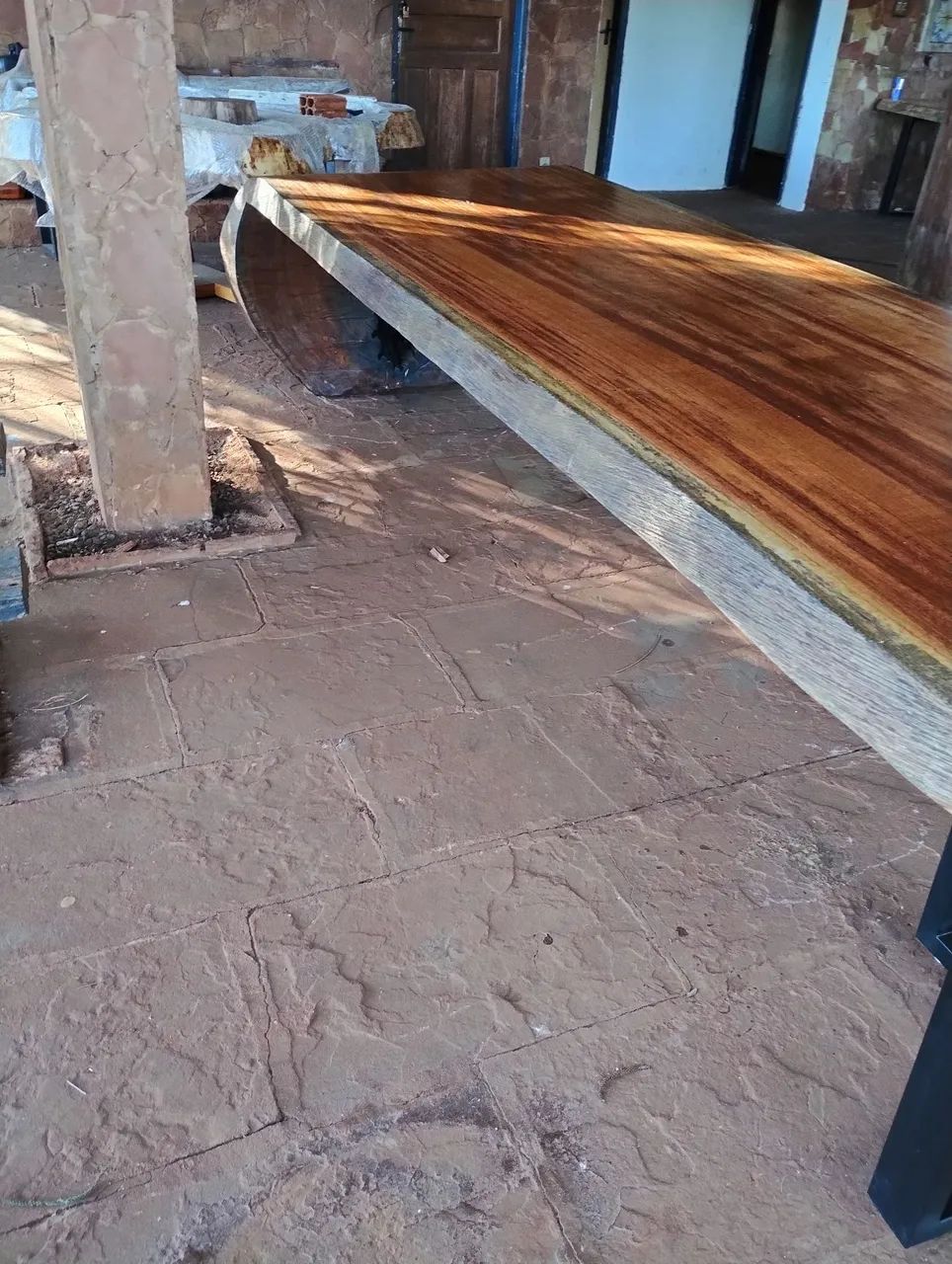 Mesa de madeira maciça com design moderno - Foto 3