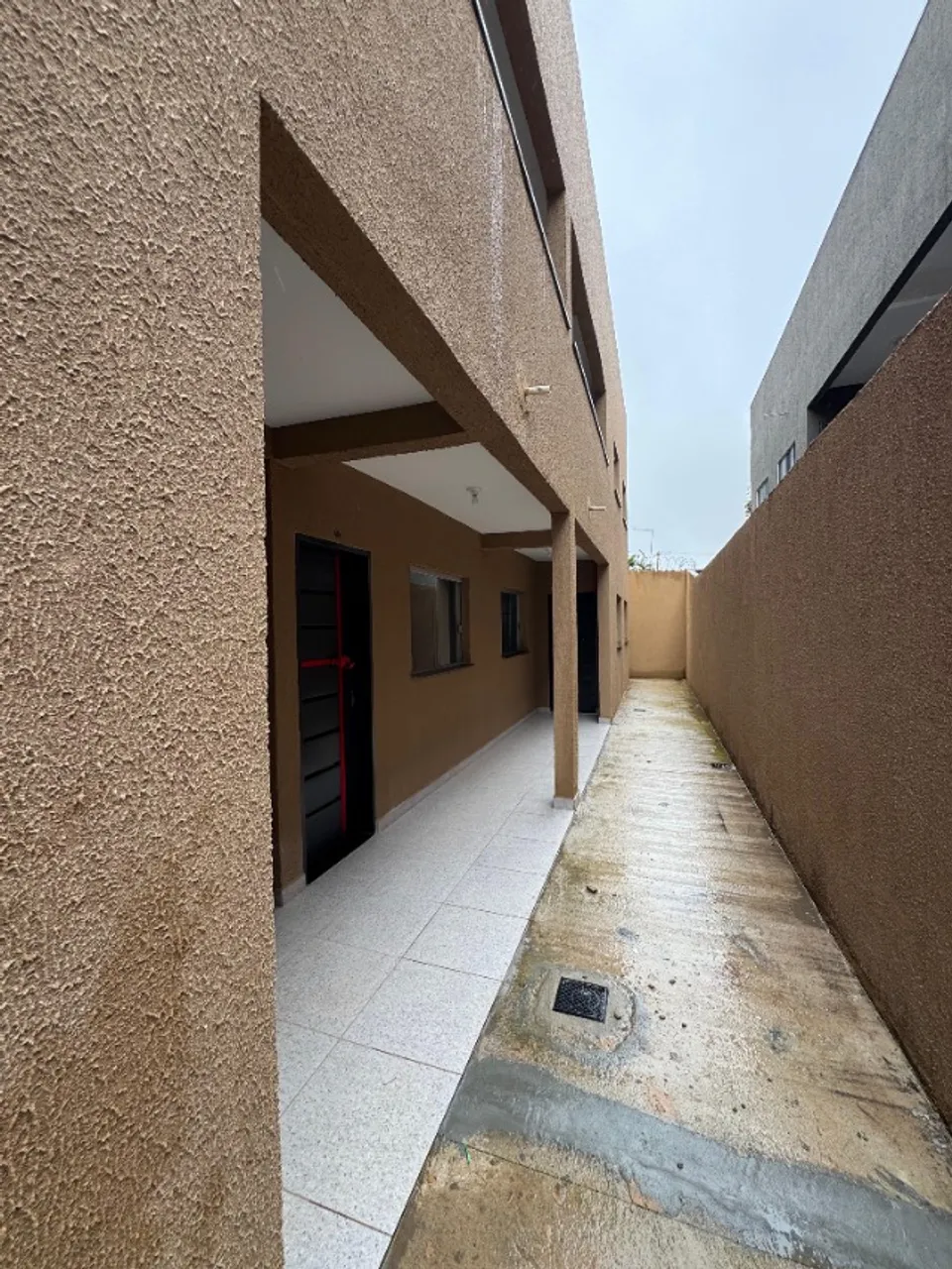Alugo apartamento com 2 quartos e ótima localização!