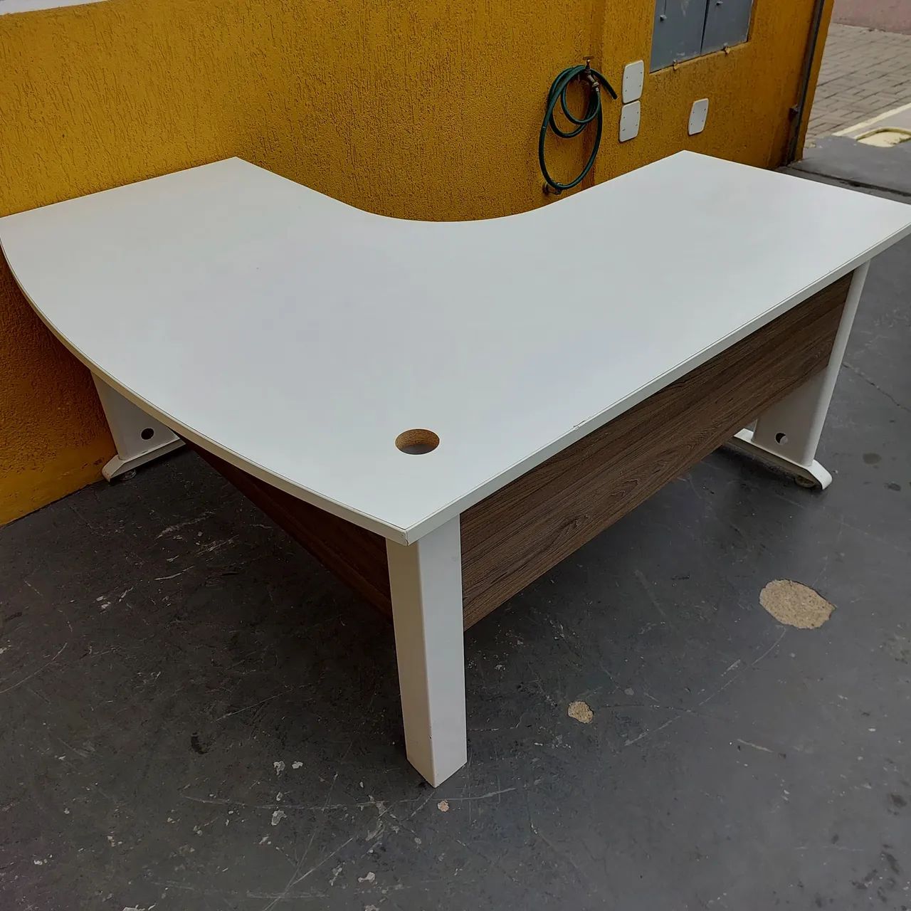 Mesa escritorio em L curvada - Foto 2