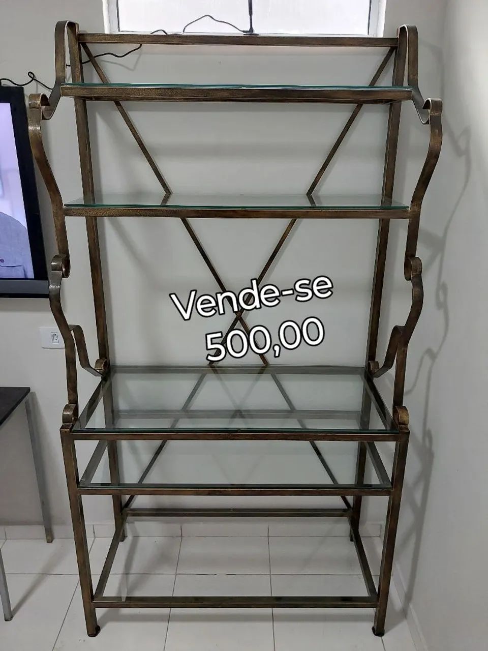 Estante de ferro com prateleiras de vidro