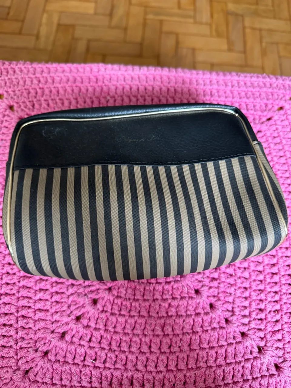 Necessaire com listras e detalhes dourados