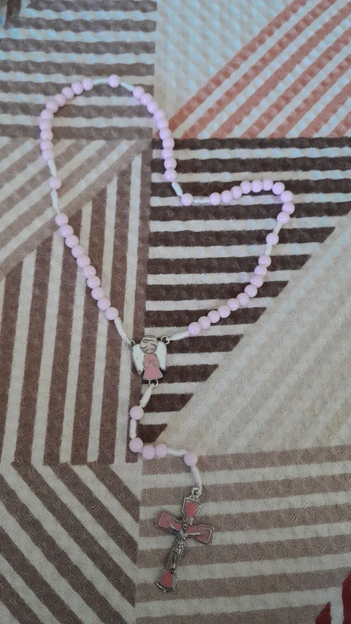 Terço Rosa com Cruz e Detalhes de Anjo