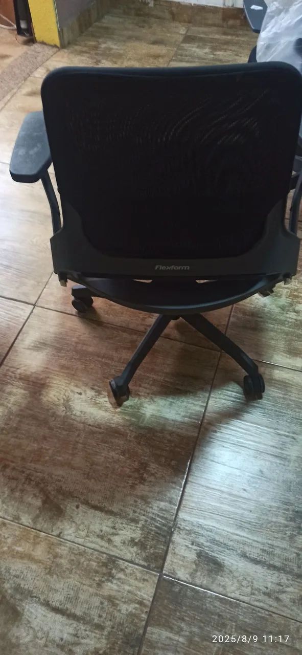 Cadeira de escritório nova com rodinhas - Foto 3