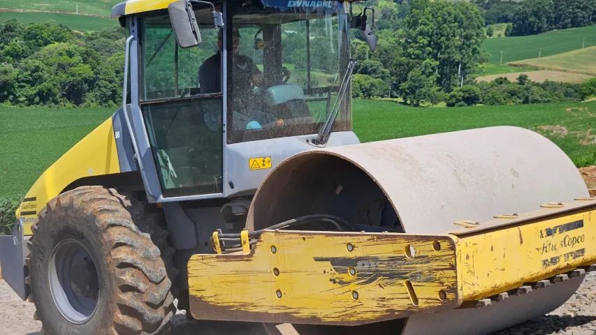 Rolo Dynapac CA-250 ano 2017 com 4.300 horas traçado com kit pata  - Foto 4