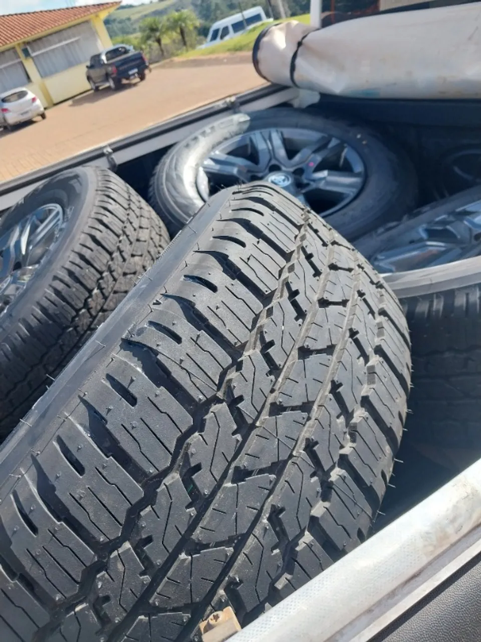 Vendo jogo de pneus Bridgestone 265/65 R17 novos