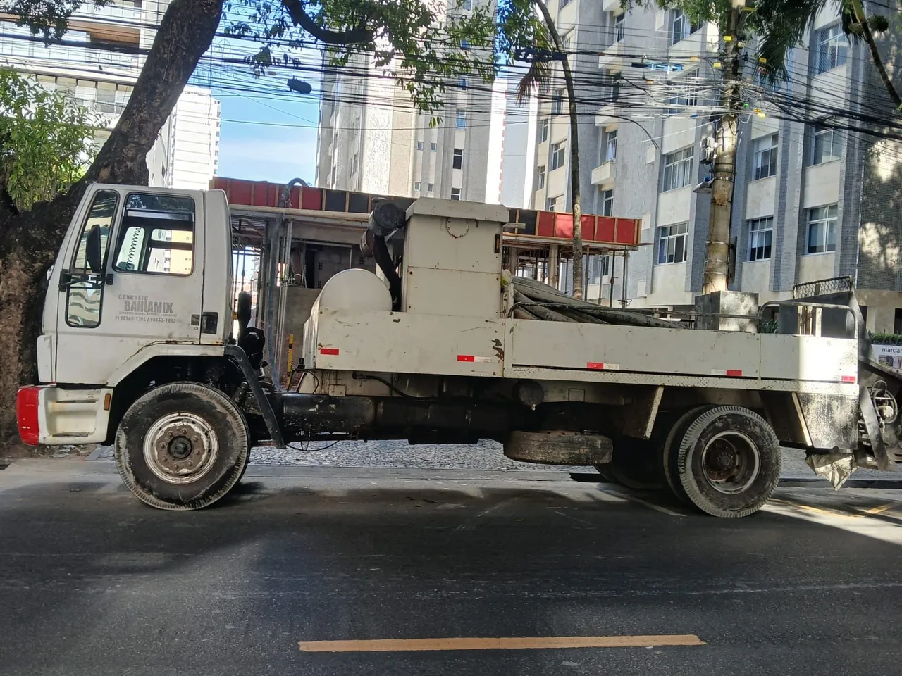 Caminhão Auto Bomba de CONCRETO