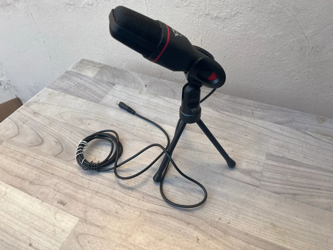 Microfone Gamer Trust GXT 212 com Tripé Ajustável e Conexão P2 3,5 mm - Cinza/Vermelho - Foto 2