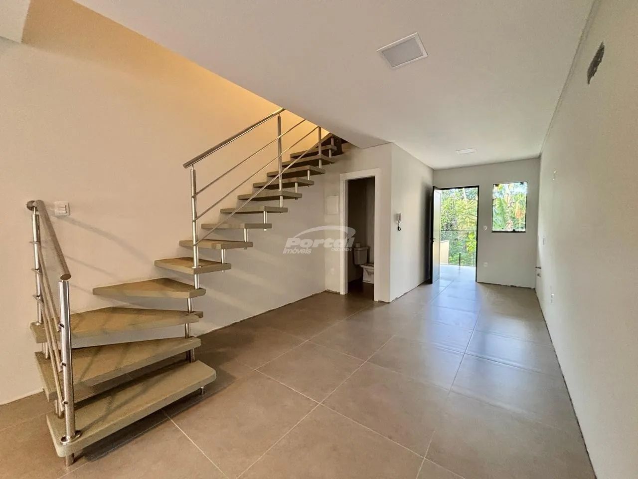 Excelente Sobrado SEMI-MOBILIADO, no Bairro Agua Verde em Blumenau!