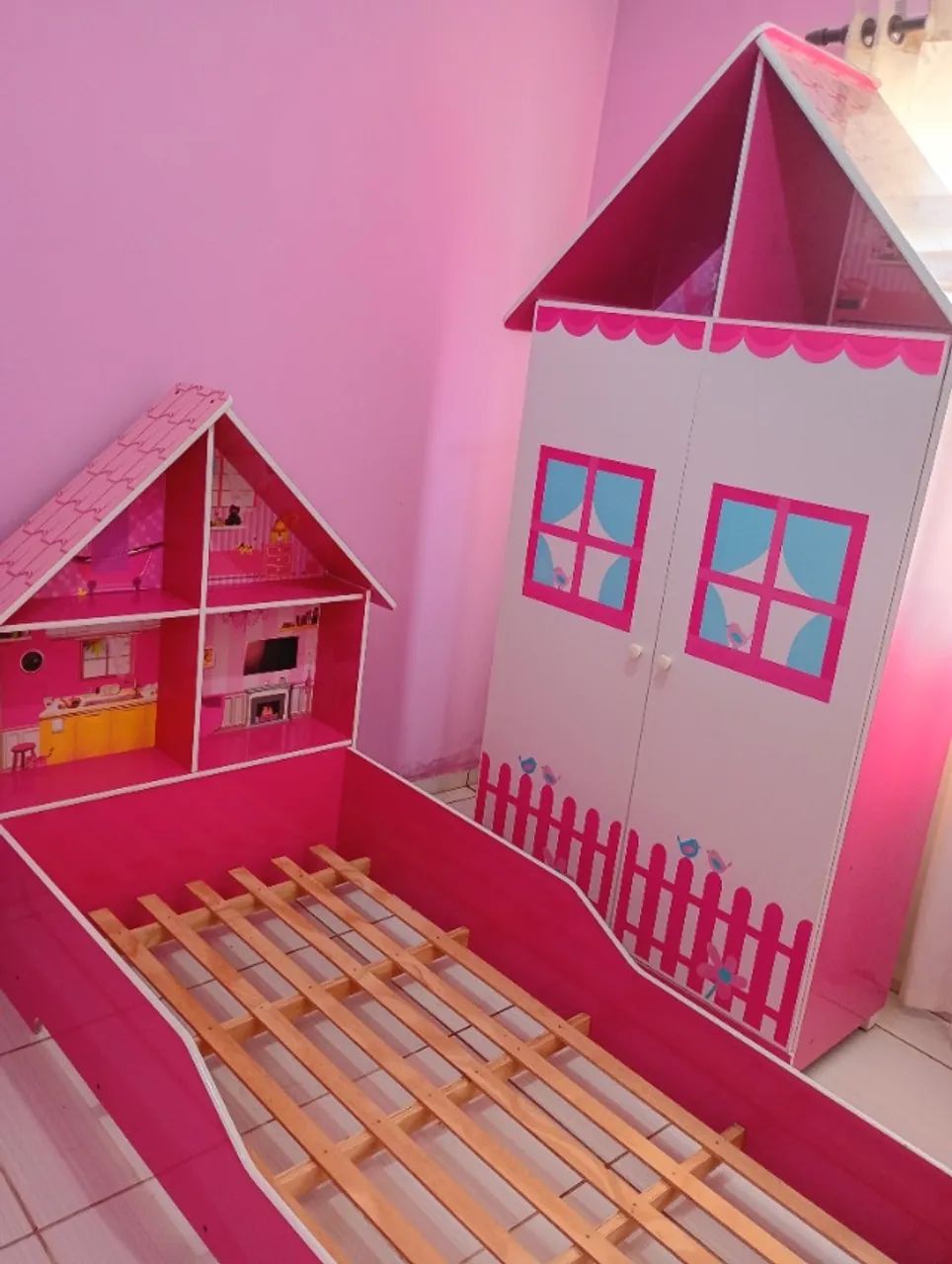 Guarda-roupa e cama, todos em ótimo estado de conservação, 650,00 Reais 