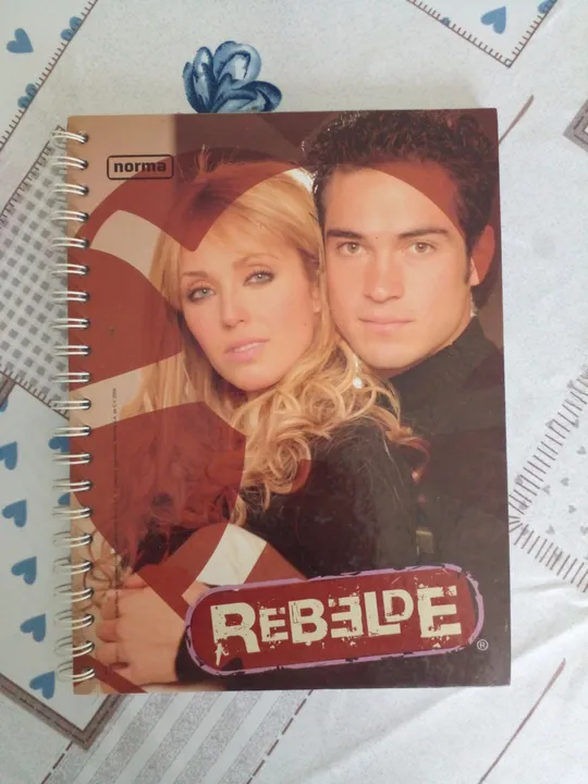CADERNO REBELDE MIA E MIGUEL.