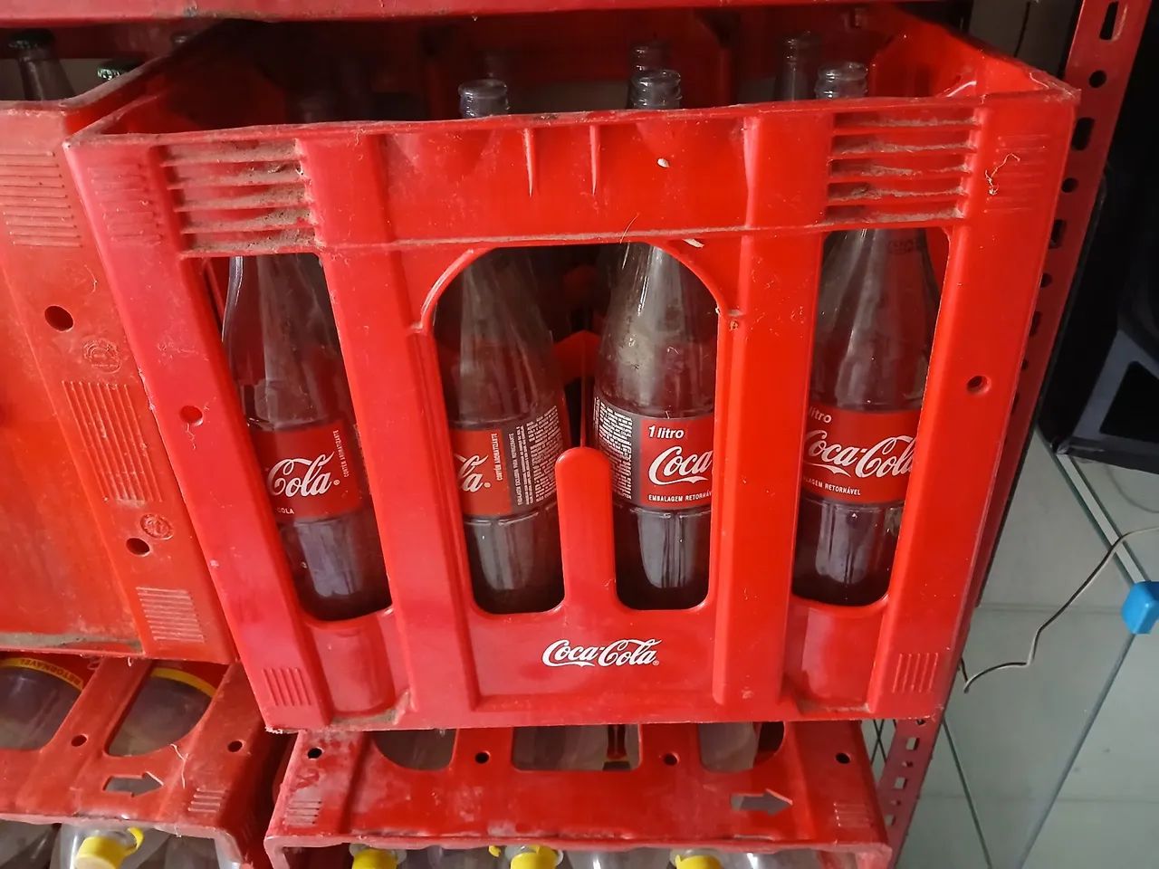 Caixa de Coca-Cola - 2 Litros e 1 litro - Foto 2