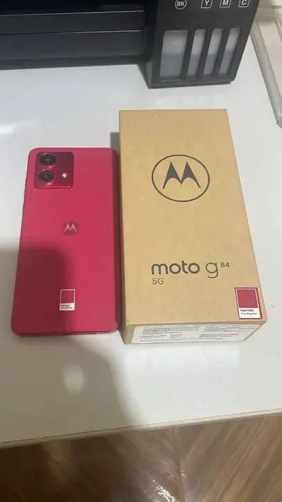 Celular com pequenos detalhes de uso.
