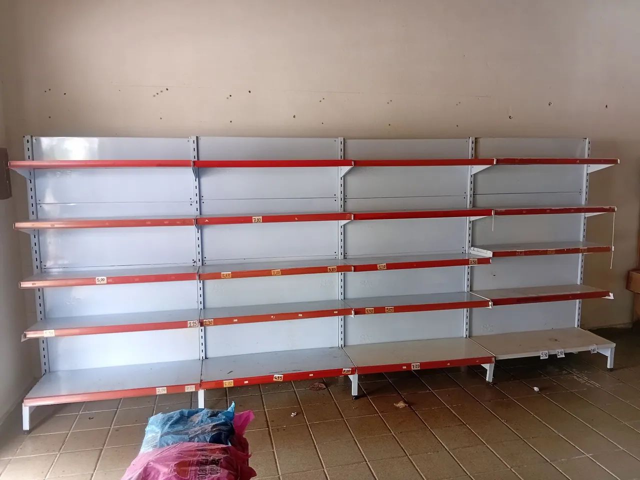 4 metros de gôndolas em ótimo estado 2200