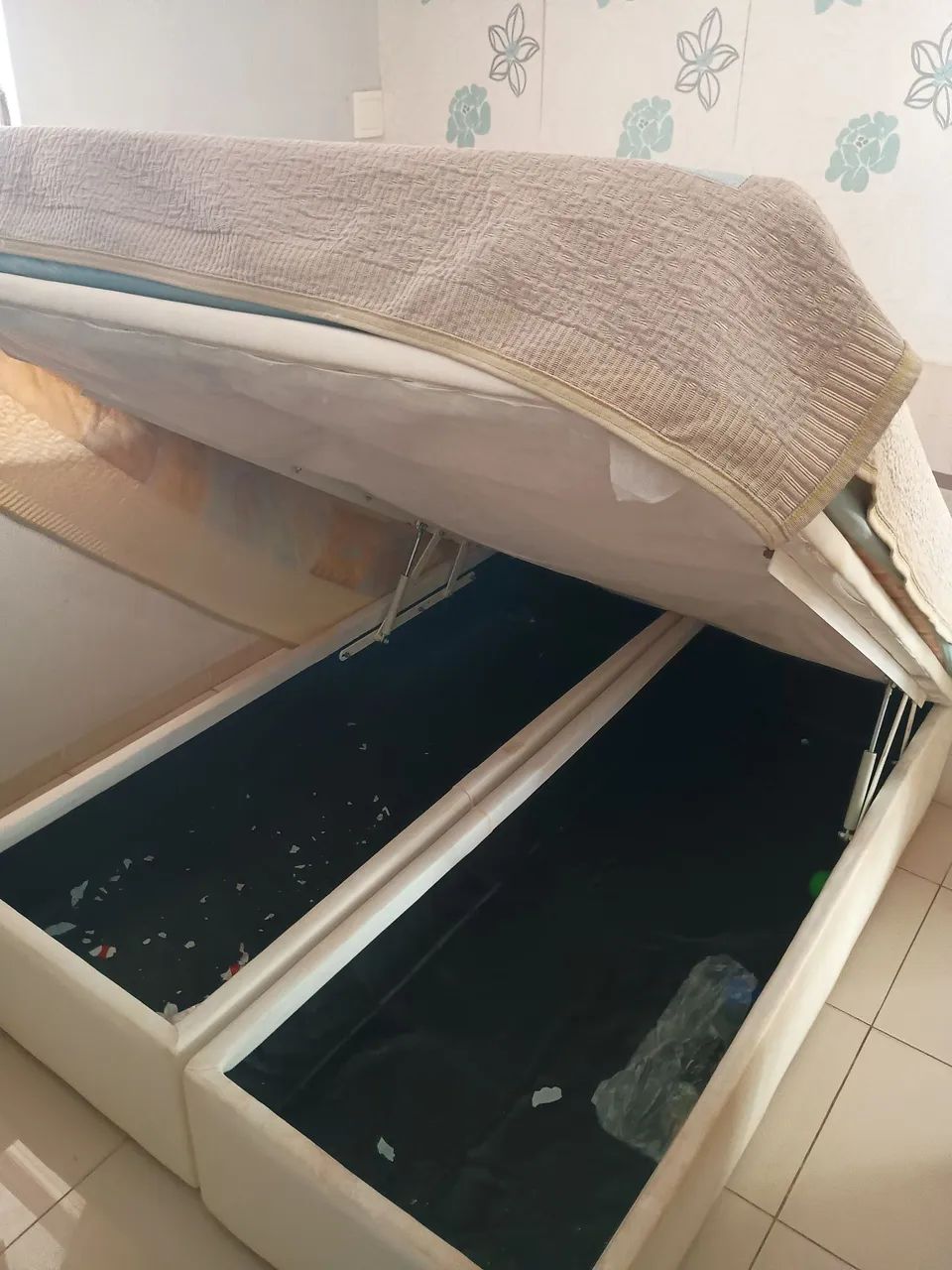  Cama de casal, tipo baú com cabeceira fixa na parede.  - Foto 2