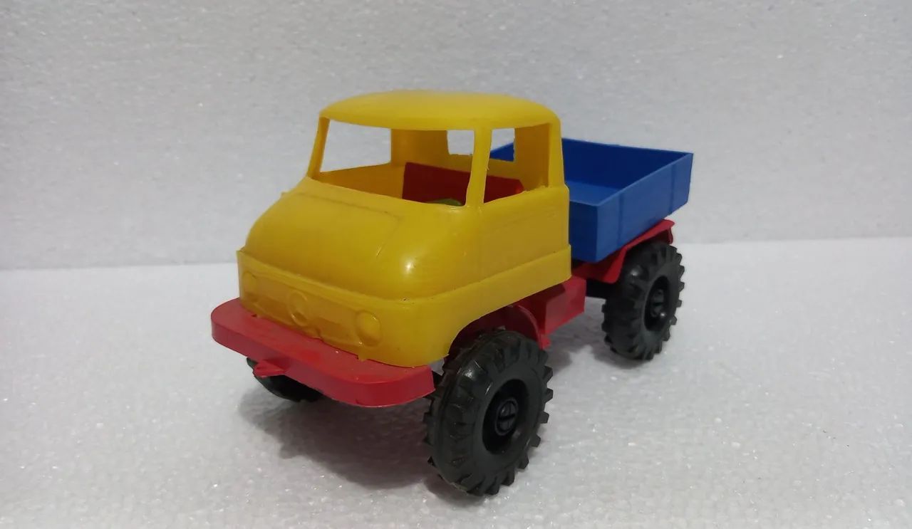 Caminhão de brinquedo antigo UNIMOG.