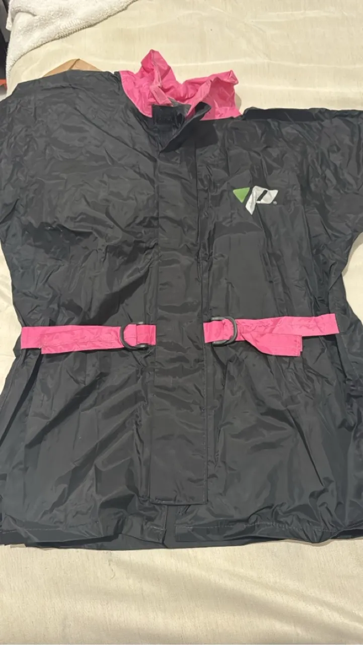 conjunto capa de chuva feminino com detalhes Rosa