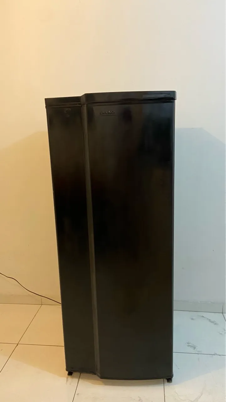 Geladeira Dako Compacta Preta - Ideal para espaços menores!t