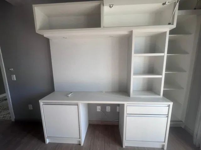 Móvel de quarto com escrivaninha e gavetas