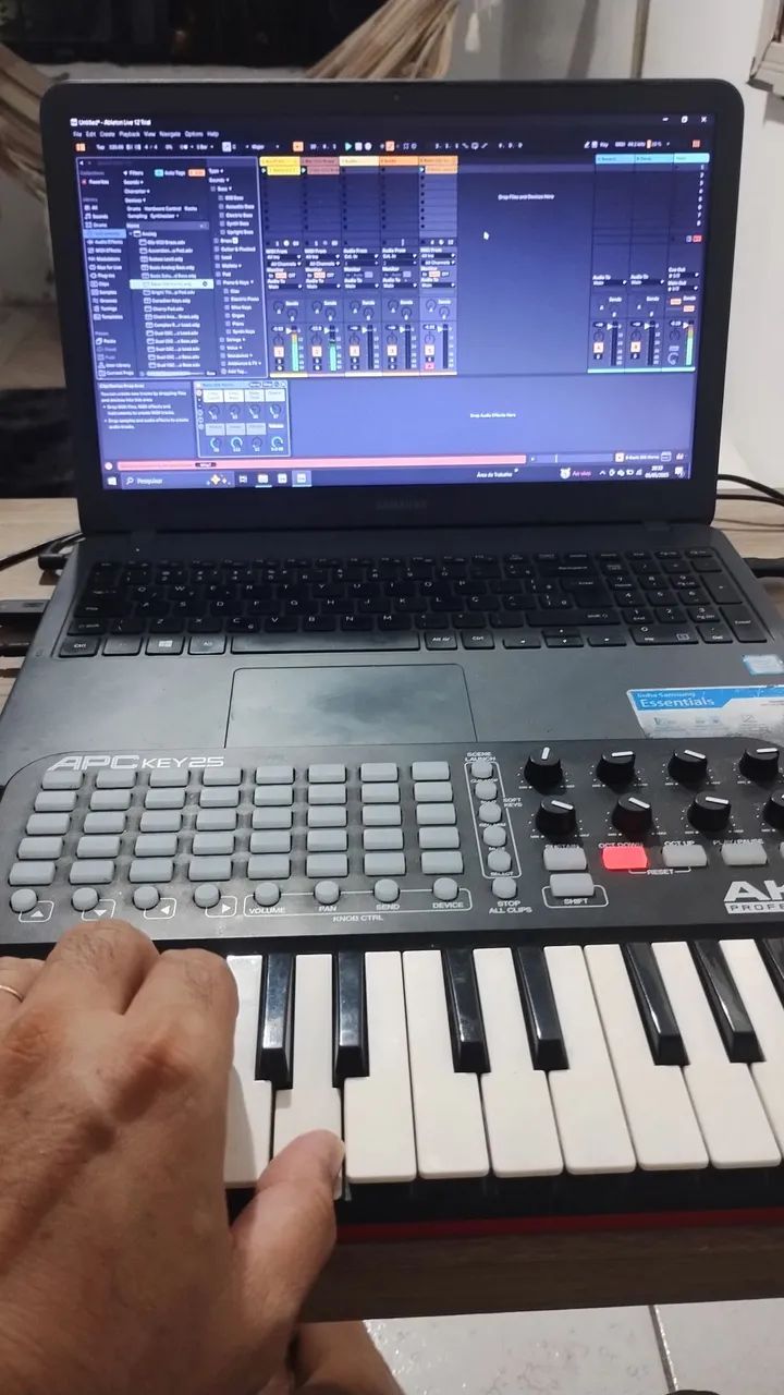 Controlador MIDI Akai com 04 teclas sem funcionar. Aceito cartões e avista com desconto. - Foto 3