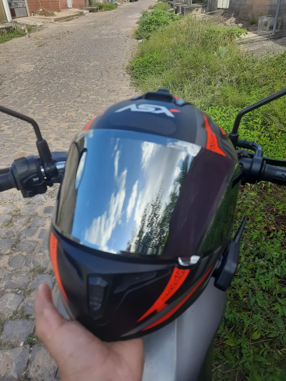Capacete ASX Preto com detalhes em laranja