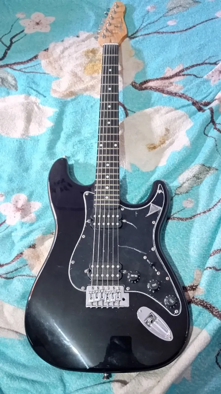 Guitarra Giannini Strato Preta