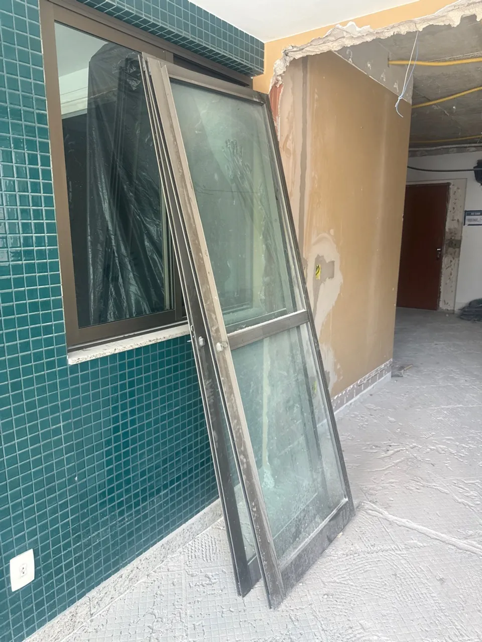 Vendo 2 Portas de Alumínio com Vidros.