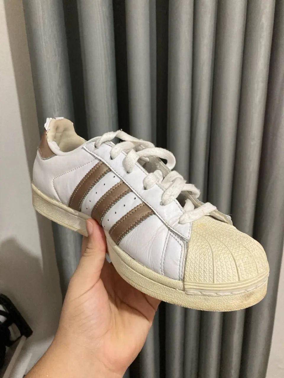 Tênis Adidas Superstar Branco com Detalhes Dourados - Foto 5