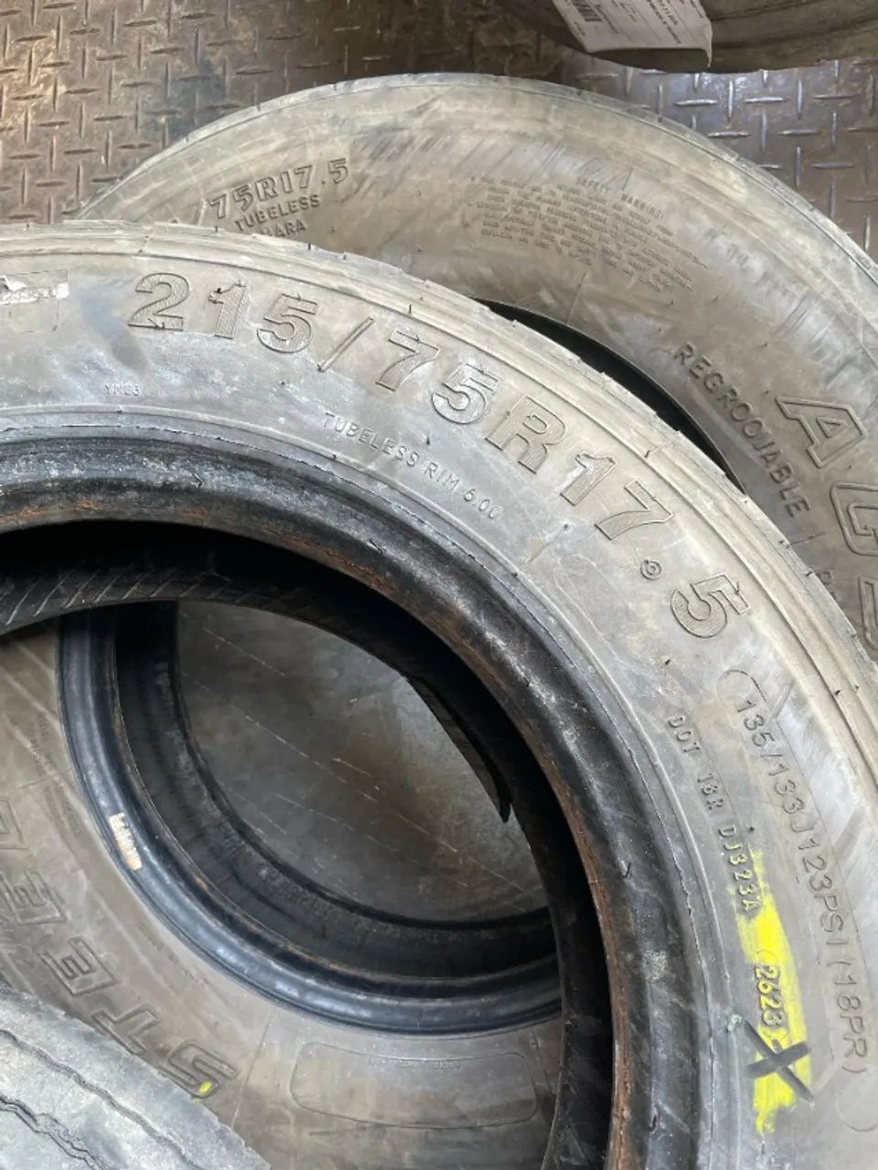 9 Pneus Usados 215/75R17.5 AGS - Regroovável
