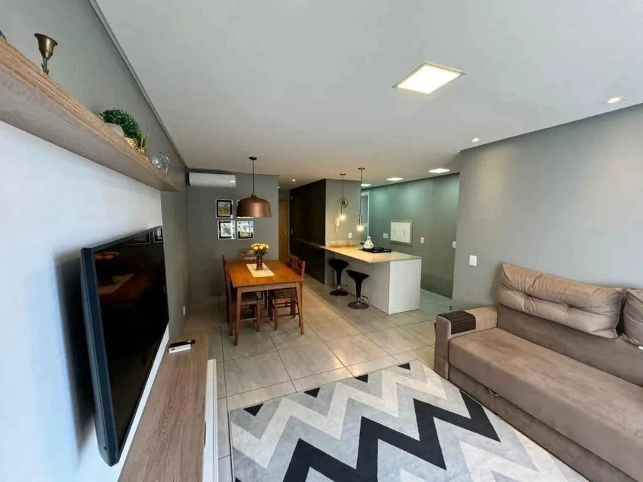 APARTAMENTO DE FRENTE COM 2D, MOBILIADO e DECORADO, com garagem, à venda em Capão da Canoa