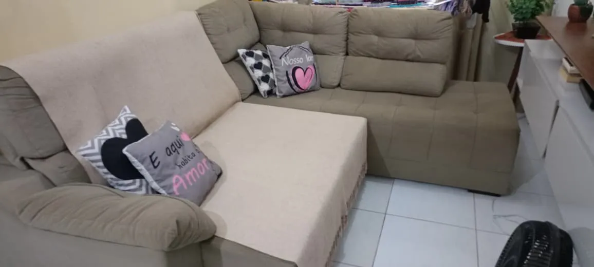 Sofá de canto espaçoso e confortável