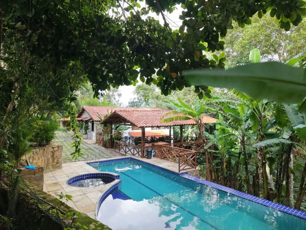 Chácara de 180m², com 0,24 ha de terreno, 05 suítes, deck e piscina com hidromas