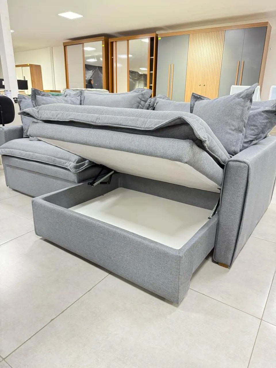 Sofá Cinza com Baú e Design Moderno