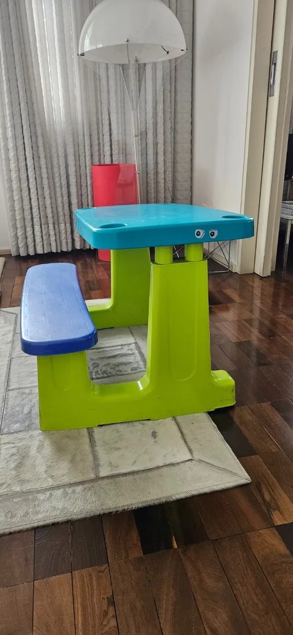 Mesinha infantil de plástico