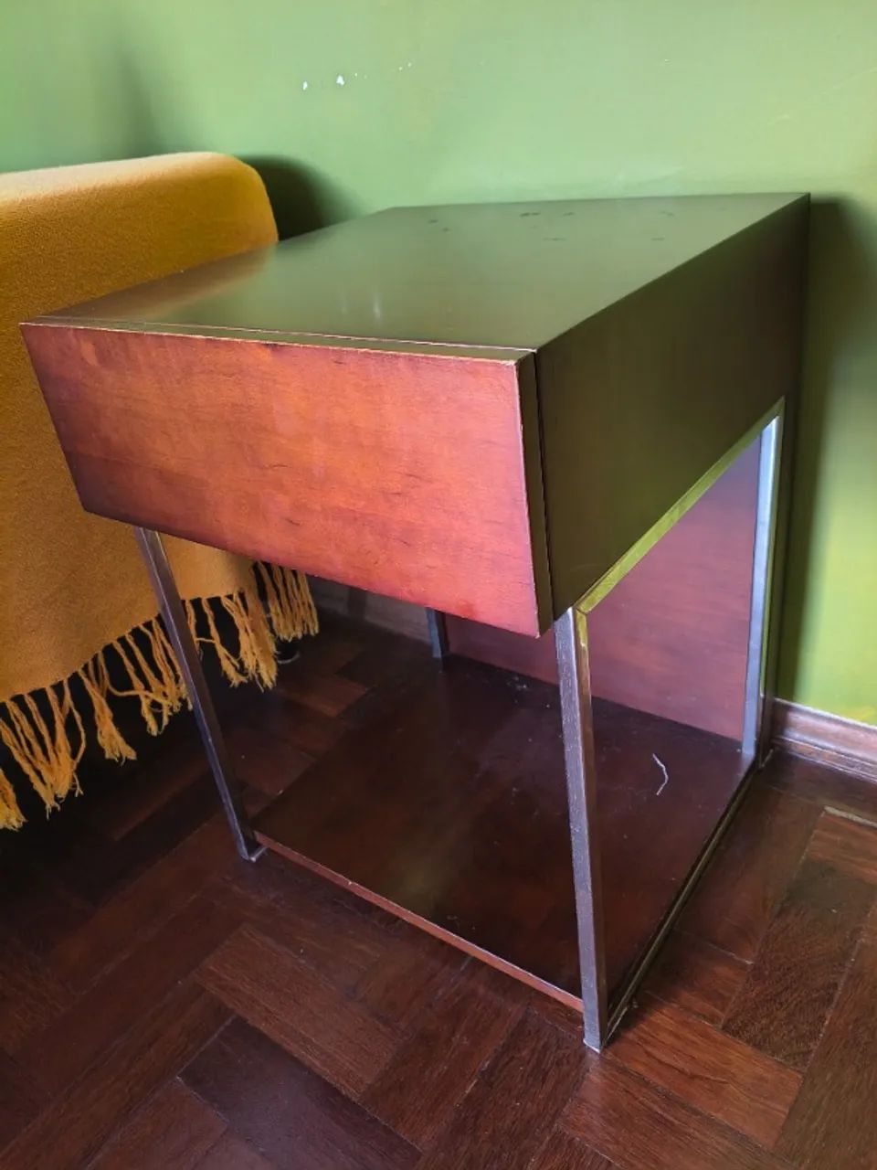 Mesa de cabeceira com gaveta - madeira - Foto 3