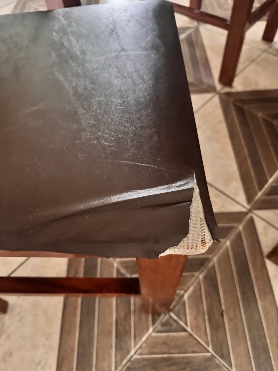 Mesa 6 cadeiras de madeira e granito - Foto 4