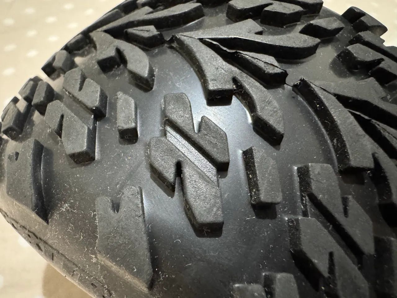 Traxxas Peneu para E Revo novo - Foto 4